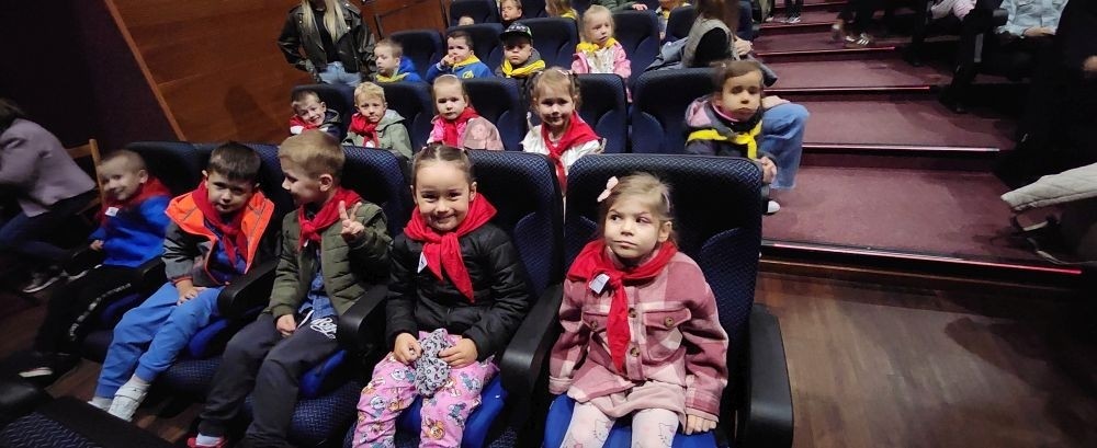 25 kwietnia dzieci z grupy „Zajączki” oraz „Leśne Skrzaty” udały się na przedstawienie teatralne do Pasłęckiego Ośrodka Kultury. Dzięki wspaniałej grze aktorskiej, dzieci miały możliwość obejrzenia i zapoznania się z baśnią autorstwa Braci Grimm pt. „Jaś i Małgosia”. Kolorowe kostiumy oraz cudowna scenografia wywołała na dzieciach ogromne wrażenie.
Z wielkim zainteresowaniem i skupieniem śledziły wzrokiem całą grę aktorską . Słodkie uśmiechy na twarzach najmłodszych oraz gromkie brawa były najlepszym dowodem na to, że przedstawienie im się bardzo podobało.
