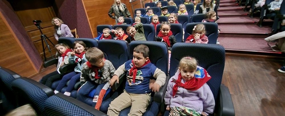 25 kwietnia dzieci z grupy „Zajączki” oraz „Leśne Skrzaty” udały się na przedstawienie teatralne do Pasłęckiego Ośrodka Kultury. Dzięki wspaniałej grze aktorskiej, dzieci miały możliwość obejrzenia i zapoznania się z baśnią autorstwa Braci Grimm pt. „Jaś i Małgosia”. Kolorowe kostiumy oraz cudowna scenografia wywołała na dzieciach ogromne wrażenie.
Z wielkim zainteresowaniem i skupieniem śledziły wzrokiem całą grę aktorską . Słodkie uśmiechy na twarzach najmłodszych oraz gromkie brawa były najlepszym dowodem na to, że przedstawienie im się bardzo podobało.
