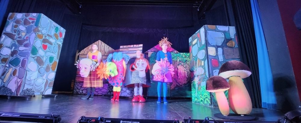 25 kwietnia dzieci z grupy „Zajączki” oraz „Leśne Skrzaty” udały się na przedstawienie teatralne do Pasłęckiego Ośrodka Kultury. Dzięki wspaniałej grze aktorskiej, dzieci miały możliwość obejrzenia i zapoznania się z baśnią autorstwa Braci Grimm pt. „Jaś i Małgosia”. Kolorowe kostiumy oraz cudowna scenografia wywołała na dzieciach ogromne wrażenie.
Z wielkim zainteresowaniem i skupieniem śledziły wzrokiem całą grę aktorską . Słodkie uśmiechy na twarzach najmłodszych oraz gromkie brawa były najlepszym dowodem na to, że przedstawienie im się bardzo podobało.
