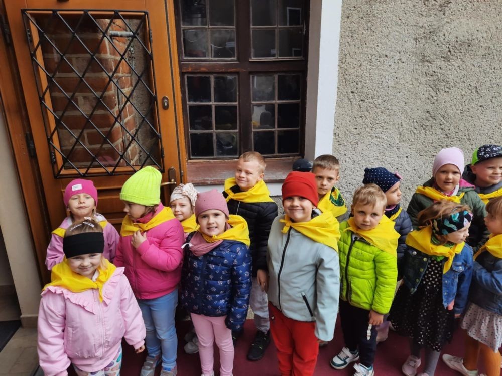 25 kwietnia dzieci z grupy „Zajączki” oraz „Leśne Skrzaty” udały się na przedstawienie teatralne do Pasłęckiego Ośrodka Kultury. Dzięki wspaniałej grze aktorskiej, dzieci miały możliwość obejrzenia i zapoznania się z baśnią autorstwa Braci Grimm pt. „Jaś i Małgosia”. Kolorowe kostiumy oraz cudowna scenografia wywołała na dzieciach ogromne wrażenie.
Z wielkim zainteresowaniem i skupieniem śledziły wzrokiem całą grę aktorską . Słodkie uśmiechy na twarzach najmłodszych oraz gromkie brawa były najlepszym dowodem na to, że przedstawienie im się bardzo podobało.
