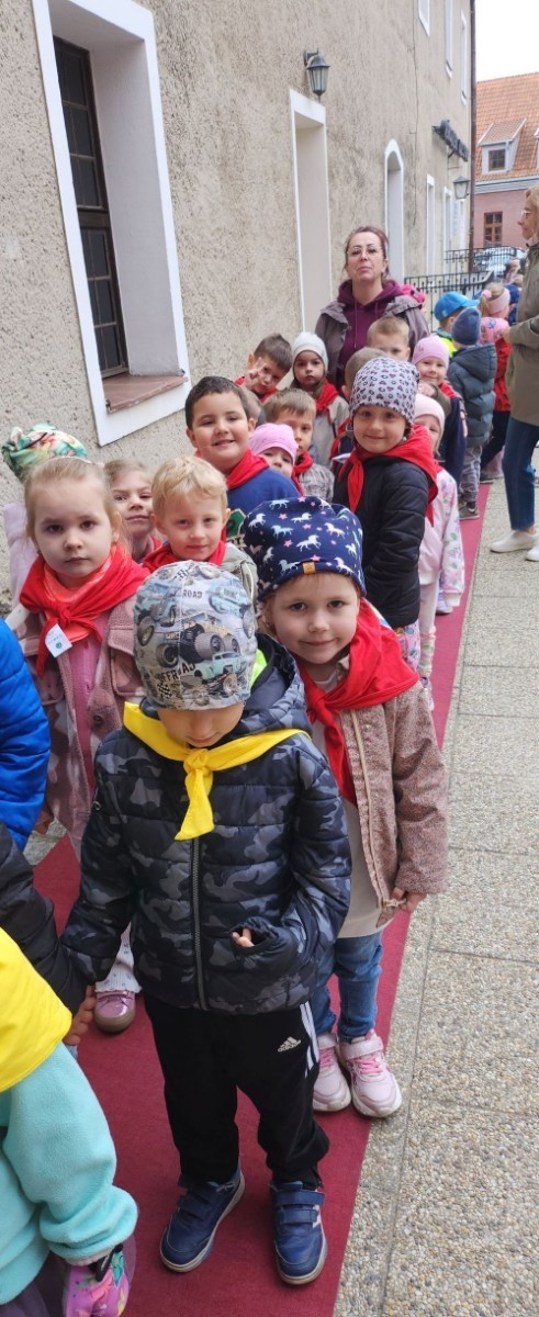 25 kwietnia dzieci z grupy „Zajączki” oraz „Leśne Skrzaty” udały się na przedstawienie teatralne do Pasłęckiego Ośrodka Kultury. Dzięki wspaniałej grze aktorskiej, dzieci miały możliwość obejrzenia i zapoznania się z baśnią autorstwa Braci Grimm pt. „Jaś i Małgosia”. Kolorowe kostiumy oraz cudowna scenografia wywołała na dzieciach ogromne wrażenie.
Z wielkim zainteresowaniem i skupieniem śledziły wzrokiem całą grę aktorską . Słodkie uśmiechy na twarzach najmłodszych oraz gromkie brawa były najlepszym dowodem na to, że przedstawienie im się bardzo podobało.
