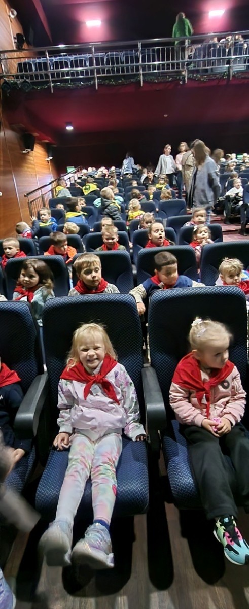 25 kwietnia dzieci z grupy „Zajączki” oraz „Leśne Skrzaty” udały się na przedstawienie teatralne do Pasłęckiego Ośrodka Kultury. Dzięki wspaniałej grze aktorskiej, dzieci miały możliwość obejrzenia i zapoznania się z baśnią autorstwa Braci Grimm pt. „Jaś i Małgosia”. Kolorowe kostiumy oraz cudowna scenografia wywołała na dzieciach ogromne wrażenie.
Z wielkim zainteresowaniem i skupieniem śledziły wzrokiem całą grę aktorską . Słodkie uśmiechy na twarzach najmłodszych oraz gromkie brawa były najlepszym dowodem na to, że przedstawienie im się bardzo podobało.
