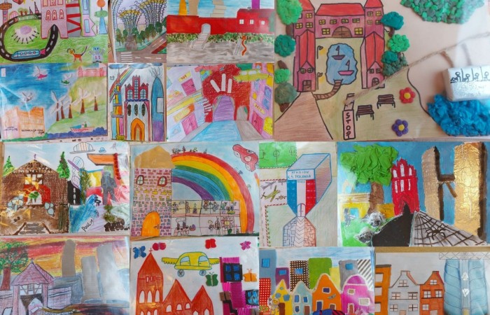 29 listopada w Bibliotece Publicznej w Pasłęku miał miejsce wernisaż wystawy pokonkursowej „Pasłęk 2222”. Konkurs zorganizowany został w ramach krajowych obchodów Roku Stanisława Lema, a jego ideą przewodnią była wizja konkretnego miejsca na terenie Gminy Pasłęk w przyszłości. 
Spośród 66 nadesłanych prac 3 naszych uczniów otrzymało nagrody z rąk Burmistrza Pasłęka dr. Wiesława Śniecikowskiego.
