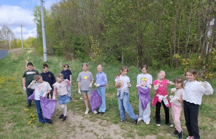 Podczas ostatnich zajęć programu „Młody Odkrywca” poruszyliśmy niezwykle ważny temat – ochronę środowiska. Uczniowie dowiedzieli się, jak dbać o naszą planetę: jak prawidłowo segregować odpady, dlaczego warto oszczędzać wodę i energię oraz jak codzienne wybory wpływają na przyrodę. Na zakończenie zajęć wspólnie posprzątaliśmy teren wokół szkoły. Dzięki naszym działaniom otoczenie stało się czystsze i przyjemniejsze. Jesteśmy dumni, że mogliśmy zrobić coś dobrego dla natury i naszej lokalnej społeczności.
