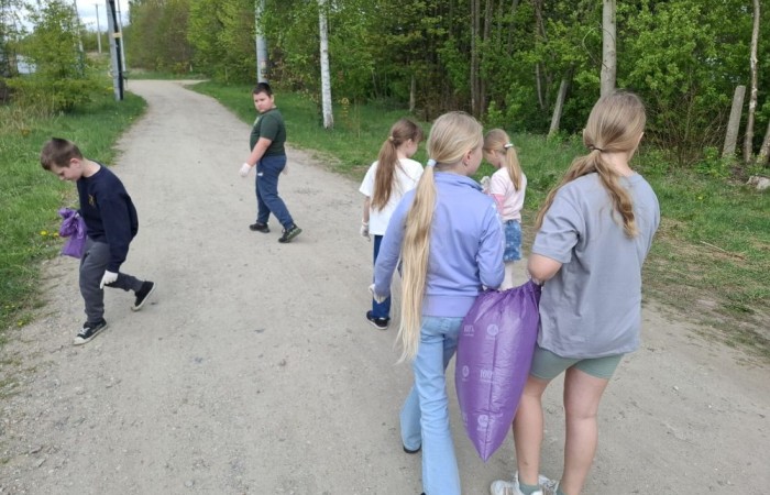 Podczas ostatnich zajęć programu „Młody Odkrywca” poruszyliśmy niezwykle ważny temat – ochronę środowiska. Uczniowie dowiedzieli się, jak dbać o naszą planetę: jak prawidłowo segregować odpady, dlaczego warto oszczędzać wodę i energię oraz jak codzienne wybory wpływają na przyrodę. Na zakończenie zajęć wspólnie posprzątaliśmy teren wokół szkoły. Dzięki naszym działaniom otoczenie stało się czystsze i przyjemniejsze. Jesteśmy dumni, że mogliśmy zrobić coś dobrego dla natury i naszej lokalnej społeczności.
