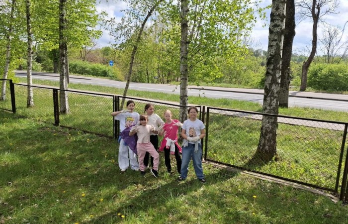 Podczas ostatnich zajęć programu „Młody Odkrywca” poruszyliśmy niezwykle ważny temat – ochronę środowiska. Uczniowie dowiedzieli się, jak dbać o naszą planetę: jak prawidłowo segregować odpady, dlaczego warto oszczędzać wodę i energię oraz jak codzienne wybory wpływają na przyrodę. Na zakończenie zajęć wspólnie posprzątaliśmy teren wokół szkoły. Dzięki naszym działaniom otoczenie stało się czystsze i przyjemniejsze. Jesteśmy dumni, że mogliśmy zrobić coś dobrego dla natury i naszej lokalnej społeczności.
