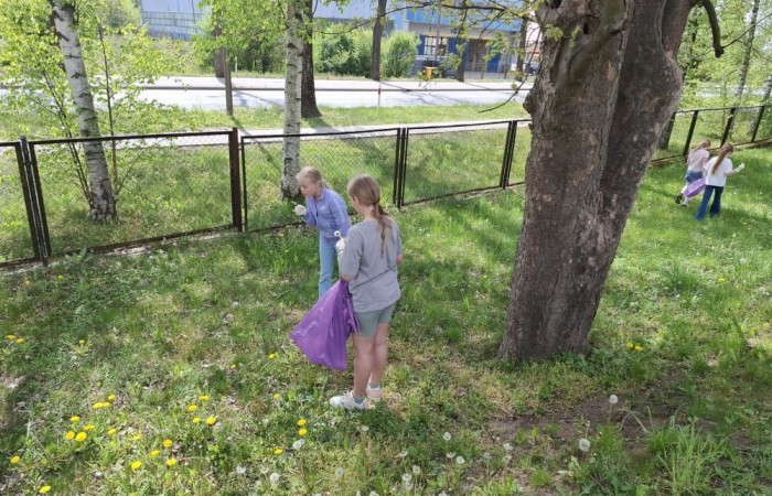 Podczas ostatnich zajęć programu „Młody Odkrywca” poruszyliśmy niezwykle ważny temat – ochronę środowiska. Uczniowie dowiedzieli się, jak dbać o naszą planetę: jak prawidłowo segregować odpady, dlaczego warto oszczędzać wodę i energię oraz jak codzienne wybory wpływają na przyrodę. Na zakończenie zajęć wspólnie posprzątaliśmy teren wokół szkoły. Dzięki naszym działaniom otoczenie stało się czystsze i przyjemniejsze. Jesteśmy dumni, że mogliśmy zrobić coś dobrego dla natury i naszej lokalnej społeczności.
