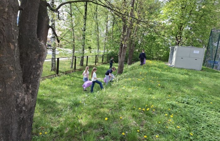 Podczas ostatnich zajęć programu „Młody Odkrywca” poruszyliśmy niezwykle ważny temat – ochronę środowiska. Uczniowie dowiedzieli się, jak dbać o naszą planetę: jak prawidłowo segregować odpady, dlaczego warto oszczędzać wodę i energię oraz jak codzienne wybory wpływają na przyrodę. Na zakończenie zajęć wspólnie posprzątaliśmy teren wokół szkoły. Dzięki naszym działaniom otoczenie stało się czystsze i przyjemniejsze. Jesteśmy dumni, że mogliśmy zrobić coś dobrego dla natury i naszej lokalnej społeczności.
