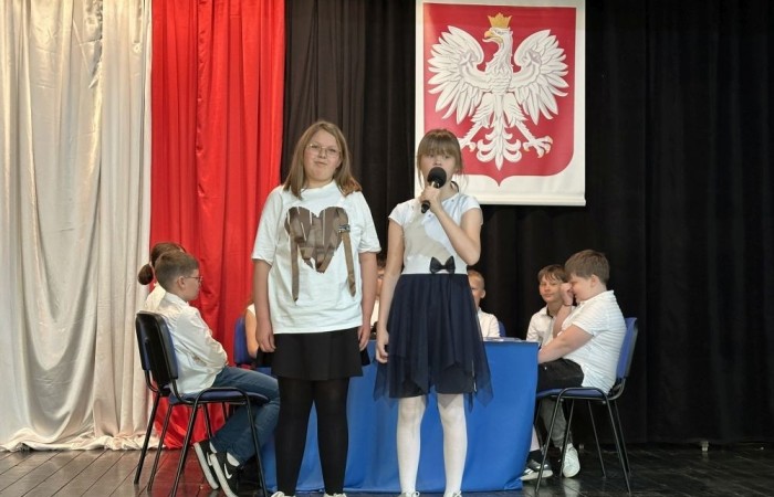 W przeddzień rocznicy uchwalenia Konstytucji 3 Maja w naszej szkole z tej okazji odbył się akademia przygotowana przez uczniów kl. IV a i IV b przy współudziale zespołu wokalnego.
Jego celem było budzenie wrażliwości uczniów na święta narodowe oraz kształtowanie postaw patriotycznych.
Akademia rozpoczęła się uroczystym odśpiewaniem hymnu państwowego. Następnie uczniowie klas czwartych przybliżyli wydarzenia tamtych dni. Zwrócono uwagę na poszanowanie barw narodowych przypominając, iż 2 maja obchodzimy Święto Flagi.
Korzystając z okazji,  pani dyrektor Agnieszka Cieklińska pogratulowała  Marcelowi Chełstowskiemu – Lanzer, uczniowi kl. VII b,  uzyskania  tytułu laureata w Konkursie z  Języka Niemieckiego organizowanego  przez Warmińsko – Mazurskiego Kuratora Oświaty w Olsztynie i wręczyła pamiątkowy dyplom.
Pani dyrektor wręczyła również dyplom pani Annie Cieśli, nauczycielce języka niemieckiego, dziękując za przygotowanie ucznia do konkursu.
Na zakończenie akademii pani Agnieszka Cieklińska życzyła całej społeczności szkolnej radosnego świętowana majowych dni.
