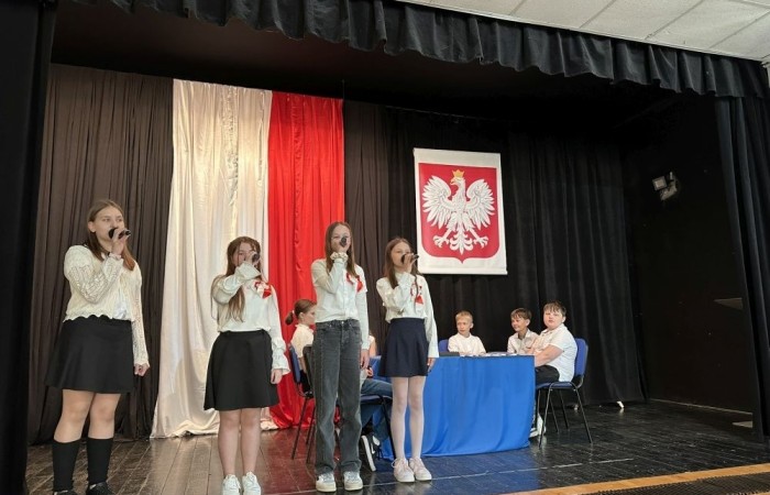 W przeddzień rocznicy uchwalenia Konstytucji 3 Maja w naszej szkole z tej okazji odbył się akademia przygotowana przez uczniów kl. IV a i IV b przy współudziale zespołu wokalnego.
Jego celem było budzenie wrażliwości uczniów na święta narodowe oraz kształtowanie postaw patriotycznych.
Akademia rozpoczęła się uroczystym odśpiewaniem hymnu państwowego. Następnie uczniowie klas czwartych przybliżyli wydarzenia tamtych dni. Zwrócono uwagę na poszanowanie barw narodowych przypominając, iż 2 maja obchodzimy Święto Flagi.
Korzystając z okazji,  pani dyrektor Agnieszka Cieklińska pogratulowała  Marcelowi Chełstowskiemu – Lanzer, uczniowi kl. VII b,  uzyskania  tytułu laureata w Konkursie z  Języka Niemieckiego organizowanego  przez Warmińsko – Mazurskiego Kuratora Oświaty w Olsztynie i wręczyła pamiątkowy dyplom.
Pani dyrektor wręczyła również dyplom pani Annie Cieśli, nauczycielce języka niemieckiego, dziękując za przygotowanie ucznia do konkursu.
Na zakończenie akademii pani Agnieszka Cieklińska życzyła całej społeczności szkolnej radosnego świętowana majowych dni.
