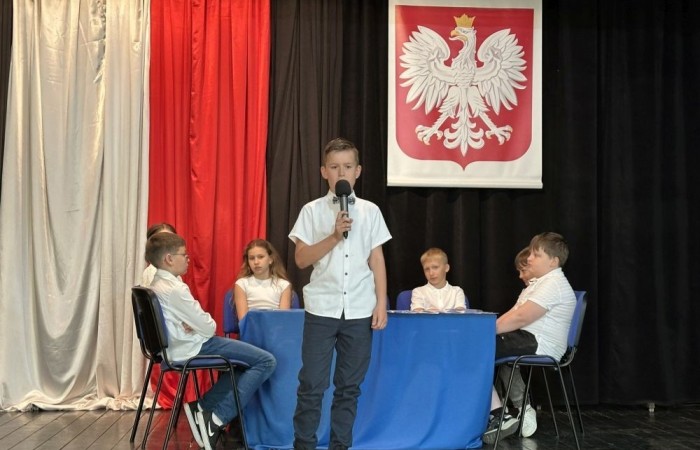 W przeddzień rocznicy uchwalenia Konstytucji 3 Maja w naszej szkole z tej okazji odbył się akademia przygotowana przez uczniów kl. IV a i IV b przy współudziale zespołu wokalnego.
Jego celem było budzenie wrażliwości uczniów na święta narodowe oraz kształtowanie postaw patriotycznych.
Akademia rozpoczęła się uroczystym odśpiewaniem hymnu państwowego. Następnie uczniowie klas czwartych przybliżyli wydarzenia tamtych dni. Zwrócono uwagę na poszanowanie barw narodowych przypominając, iż 2 maja obchodzimy Święto Flagi.
Korzystając z okazji,  pani dyrektor Agnieszka Cieklińska pogratulowała  Marcelowi Chełstowskiemu – Lanzer, uczniowi kl. VII b,  uzyskania  tytułu laureata w Konkursie z  Języka Niemieckiego organizowanego  przez Warmińsko – Mazurskiego Kuratora Oświaty w Olsztynie i wręczyła pamiątkowy dyplom.
Pani dyrektor wręczyła również dyplom pani Annie Cieśli, nauczycielce języka niemieckiego, dziękując za przygotowanie ucznia do konkursu.
Na zakończenie akademii pani Agnieszka Cieklińska życzyła całej społeczności szkolnej radosnego świętowana majowych dni.

