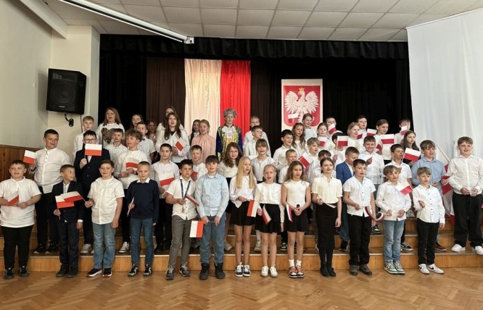 W przeddzień rocznicy uchwalenia Konstytucji 3 Maja w naszej szkole z tej okazji odbył się akademia przygotowana przez uczniów kl. IV a i IV b przy współudziale zespołu wokalnego.
Jego celem było budzenie wrażliwości uczniów na święta narodowe oraz kształtowanie postaw patriotycznych.
Akademia rozpoczęła się uroczystym odśpiewaniem hymnu państwowego. Następnie uczniowie klas czwartych przybliżyli wydarzenia tamtych dni. Zwrócono uwagę na poszanowanie barw narodowych przypominając, iż 2 maja obchodzimy Święto Flagi.
Korzystając z okazji,  pani dyrektor Agnieszka Cieklińska pogratulowała  Marcelowi Chełstowskiemu – Lanzer, uczniowi kl. VII b,  uzyskania  tytułu laureata w Konkursie z  Języka Niemieckiego organizowanego  przez Warmińsko – Mazurskiego Kuratora Oświaty w Olsztynie i wręczyła pamiątkowy dyplom.
Pani dyrektor wręczyła również dyplom pani Annie Cieśli, nauczycielce języka niemieckiego, dziękując za przygotowanie ucznia do konkursu.
Na zakończenie akademii pani Agnieszka Cieklińska życzyła całej społeczności szkolnej radosnego świętowana majowych dni.
