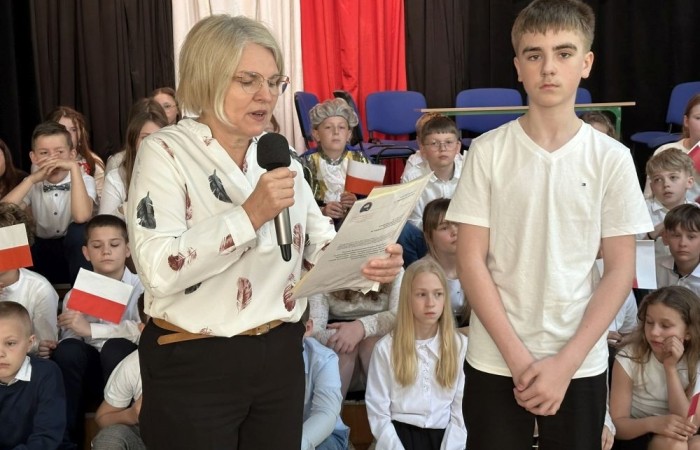 W przeddzień rocznicy uchwalenia Konstytucji 3 Maja w naszej szkole z tej okazji odbył się akademia przygotowana przez uczniów kl. IV a i IV b przy współudziale zespołu wokalnego.
Jego celem było budzenie wrażliwości uczniów na święta narodowe oraz kształtowanie postaw patriotycznych.
Akademia rozpoczęła się uroczystym odśpiewaniem hymnu państwowego. Następnie uczniowie klas czwartych przybliżyli wydarzenia tamtych dni. Zwrócono uwagę na poszanowanie barw narodowych przypominając, iż 2 maja obchodzimy Święto Flagi.
Korzystając z okazji,  pani dyrektor Agnieszka Cieklińska pogratulowała  Marcelowi Chełstowskiemu – Lanzer, uczniowi kl. VII b,  uzyskania  tytułu laureata w Konkursie z  Języka Niemieckiego organizowanego  przez Warmińsko – Mazurskiego Kuratora Oświaty w Olsztynie i wręczyła pamiątkowy dyplom.
Pani dyrektor wręczyła również dyplom pani Annie Cieśli, nauczycielce języka niemieckiego, dziękując za przygotowanie ucznia do konkursu.
Na zakończenie akademii pani Agnieszka Cieklińska życzyła całej społeczności szkolnej radosnego świętowana majowych dni.
