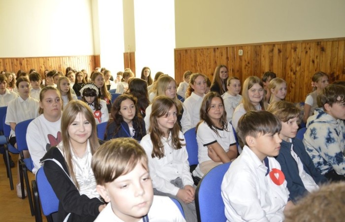 W przeddzień rocznicy uchwalenia Konstytucji 3 Maja w naszej szkole z tej okazji odbył się akademia przygotowana przez uczniów kl. IV a i IV b przy współudziale zespołu wokalnego.
Jego celem było budzenie wrażliwości uczniów na święta narodowe oraz kształtowanie postaw patriotycznych.
Akademia rozpoczęła się uroczystym odśpiewaniem hymnu państwowego. Następnie uczniowie klas czwartych przybliżyli wydarzenia tamtych dni. Zwrócono uwagę na poszanowanie barw narodowych przypominając, iż 2 maja obchodzimy Święto Flagi.
Korzystając z okazji,  pani dyrektor Agnieszka Cieklińska pogratulowała  Marcelowi Chełstowskiemu – Lanzer, uczniowi kl. VII b,  uzyskania  tytułu laureata w Konkursie z  Języka Niemieckiego organizowanego  przez Warmińsko – Mazurskiego Kuratora Oświaty w Olsztynie i wręczyła pamiątkowy dyplom.
Pani dyrektor wręczyła również dyplom pani Annie Cieśli, nauczycielce języka niemieckiego, dziękując za przygotowanie ucznia do konkursu.
Na zakończenie akademii pani Agnieszka Cieklińska życzyła całej społeczności szkolnej radosnego świętowana majowych dni.
