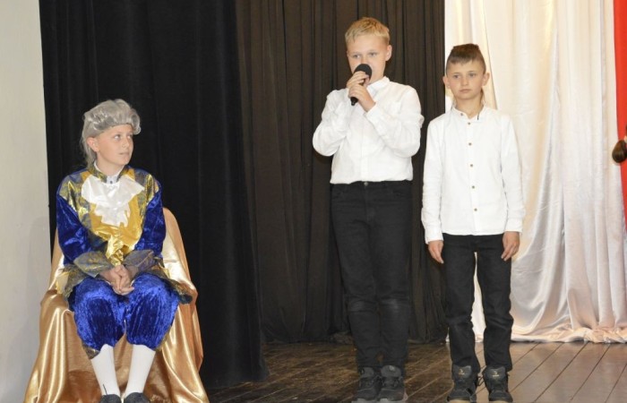 W przeddzień rocznicy uchwalenia Konstytucji 3 Maja w naszej szkole z tej okazji odbył się akademia przygotowana przez uczniów kl. IV a i IV b przy współudziale zespołu wokalnego.
Jego celem było budzenie wrażliwości uczniów na święta narodowe oraz kształtowanie postaw patriotycznych.
Akademia rozpoczęła się uroczystym odśpiewaniem hymnu państwowego. Następnie uczniowie klas czwartych przybliżyli wydarzenia tamtych dni. Zwrócono uwagę na poszanowanie barw narodowych przypominając, iż 2 maja obchodzimy Święto Flagi.
Korzystając z okazji,  pani dyrektor Agnieszka Cieklińska pogratulowała  Marcelowi Chełstowskiemu – Lanzer, uczniowi kl. VII b,  uzyskania  tytułu laureata w Konkursie z  Języka Niemieckiego organizowanego  przez Warmińsko – Mazurskiego Kuratora Oświaty w Olsztynie i wręczyła pamiątkowy dyplom.
Pani dyrektor wręczyła również dyplom pani Annie Cieśli, nauczycielce języka niemieckiego, dziękując za przygotowanie ucznia do konkursu.
Na zakończenie akademii pani Agnieszka Cieklińska życzyła całej społeczności szkolnej radosnego świętowana majowych dni.
