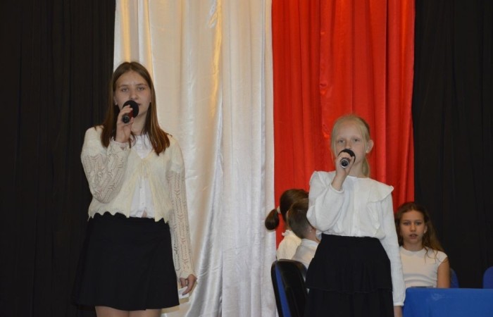 W przeddzień rocznicy uchwalenia Konstytucji 3 Maja w naszej szkole z tej okazji odbył się akademia przygotowana przez uczniów kl. IV a i IV b przy współudziale zespołu wokalnego.
Jego celem było budzenie wrażliwości uczniów na święta narodowe oraz kształtowanie postaw patriotycznych.
Akademia rozpoczęła się uroczystym odśpiewaniem hymnu państwowego. Następnie uczniowie klas czwartych przybliżyli wydarzenia tamtych dni. Zwrócono uwagę na poszanowanie barw narodowych przypominając, iż 2 maja obchodzimy Święto Flagi.
Korzystając z okazji,  pani dyrektor Agnieszka Cieklińska pogratulowała  Marcelowi Chełstowskiemu – Lanzer, uczniowi kl. VII b,  uzyskania  tytułu laureata w Konkursie z  Języka Niemieckiego organizowanego  przez Warmińsko – Mazurskiego Kuratora Oświaty w Olsztynie i wręczyła pamiątkowy dyplom.
Pani dyrektor wręczyła również dyplom pani Annie Cieśli, nauczycielce języka niemieckiego, dziękując za przygotowanie ucznia do konkursu.
Na zakończenie akademii pani Agnieszka Cieklińska życzyła całej społeczności szkolnej radosnego świętowana majowych dni.
