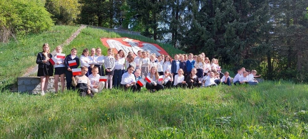 Dziś na szkolnym dziedzińcu zapanowała wyjątkowa, podniosła atmosfera. Uczniowie klas młodszych, ubrani w galowe stroje, z dumą stanęli do wspólnego odśpiewania hymnu Polski. W ich dłoniach powiewały biało-czerwone flagi, a serca wypełniała duma i szacunek dla Ojczyzny.
W ten sposób rozpoczęliśmy szkolne obchody zbliżających się świąt majowych – Święta Pracy (1 maja), Dnia Flagi Rzeczypospolitej Polskiej (2 maja) oraz Święta Konstytucji 3 Maja. To dla nas ważna lekcja historii, patriotyzmu i wspólnoty.

