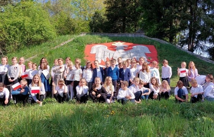 Dziś na szkolnym dziedzińcu zapanowała wyjątkowa, podniosła atmosfera. Uczniowie klas młodszych, ubrani w galowe stroje, z dumą stanęli do wspólnego odśpiewania hymnu Polski. W ich dłoniach powiewały biało-czerwone flagi, a serca wypełniała duma i szacunek dla Ojczyzny.
W ten sposób rozpoczęliśmy szkolne obchody zbliżających się świąt majowych – Święta Pracy (1 maja), Dnia Flagi Rzeczypospolitej Polskiej (2 maja) oraz Święta Konstytucji 3 Maja. To dla nas ważna lekcja historii, patriotyzmu i wspólnoty.

