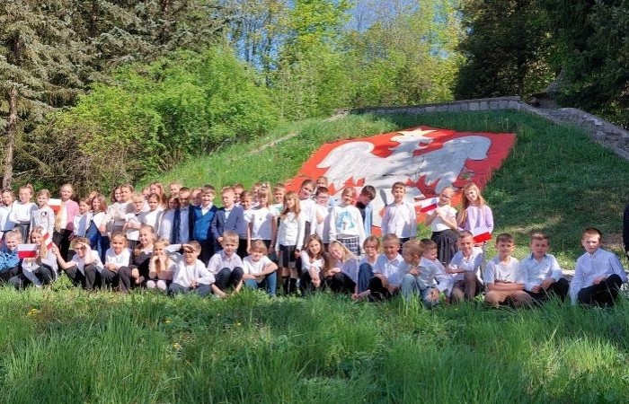 Dziś na szkolnym dziedzińcu zapanowała wyjątkowa, podniosła atmosfera. Uczniowie klas młodszych, ubrani w galowe stroje, z dumą stanęli do wspólnego odśpiewania hymnu Polski. W ich dłoniach powiewały biało-czerwone flagi, a serca wypełniała duma i szacunek dla Ojczyzny.
W ten sposób rozpoczęliśmy szkolne obchody zbliżających się świąt majowych – Święta Pracy (1 maja), Dnia Flagi Rzeczypospolitej Polskiej (2 maja) oraz Święta Konstytucji 3 Maja. To dla nas ważna lekcja historii, patriotyzmu i wspólnoty.

