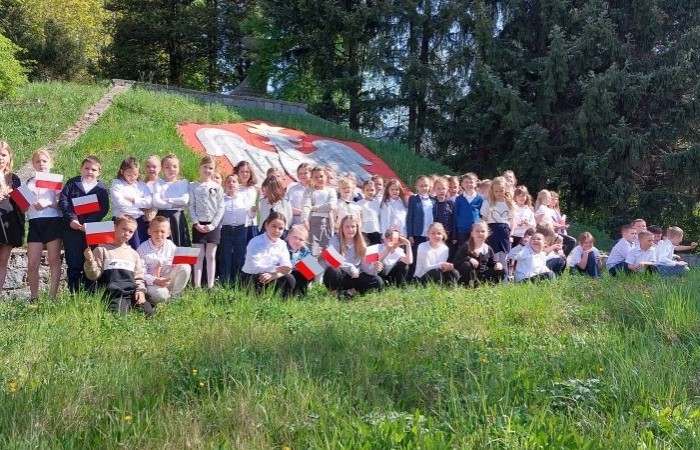 Dziś na szkolnym dziedzińcu zapanowała wyjątkowa, podniosła atmosfera. Uczniowie klas młodszych, ubrani w galowe stroje, z dumą stanęli do wspólnego odśpiewania hymnu Polski. W ich dłoniach powiewały biało-czerwone flagi, a serca wypełniała duma i szacunek dla Ojczyzny.
W ten sposób rozpoczęliśmy szkolne obchody zbliżających się świąt majowych – Święta Pracy (1 maja), Dnia Flagi Rzeczypospolitej Polskiej (2 maja) oraz Święta Konstytucji 3 Maja. To dla nas ważna lekcja historii, patriotyzmu i wspólnoty.

