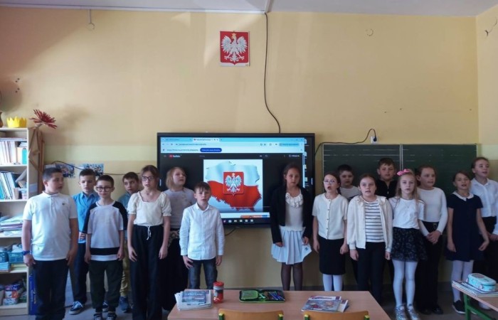 Dziś na szkolnym dziedzińcu zapanowała wyjątkowa, podniosła atmosfera. Uczniowie klas młodszych, ubrani w galowe stroje, z dumą stanęli do wspólnego odśpiewania hymnu Polski. W ich dłoniach powiewały biało-czerwone flagi, a serca wypełniała duma i szacunek dla Ojczyzny.
W ten sposób rozpoczęliśmy szkolne obchody zbliżających się świąt majowych – Święta Pracy (1 maja), Dnia Flagi Rzeczypospolitej Polskiej (2 maja) oraz Święta Konstytucji 3 Maja. To dla nas ważna lekcja historii, patriotyzmu i wspólnoty.

