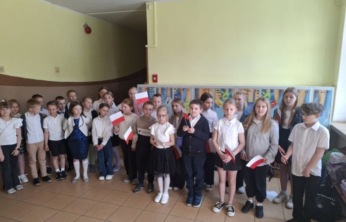 Dziś na szkolnym dziedzińcu zapanowała wyjątkowa, podniosła atmosfera. Uczniowie klas młodszych, ubrani w galowe stroje, z dumą stanęli do wspólnego odśpiewania hymnu Polski. W ich dłoniach powiewały biało-czerwone flagi, a serca wypełniała duma i szacunek dla Ojczyzny.
W ten sposób rozpoczęliśmy szkolne obchody zbliżających się świąt majowych – Święta Pracy (1 maja), Dnia Flagi Rzeczypospolitej Polskiej (2 maja) oraz Święta Konstytucji 3 Maja. To dla nas ważna lekcja historii, patriotyzmu i wspólnoty.

