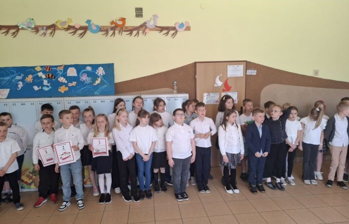 Dziś na szkolnym dziedzińcu zapanowała wyjątkowa, podniosła atmosfera. Uczniowie klas młodszych, ubrani w galowe stroje, z dumą stanęli do wspólnego odśpiewania hymnu Polski. W ich dłoniach powiewały biało-czerwone flagi, a serca wypełniała duma i szacunek dla Ojczyzny.
W ten sposób rozpoczęliśmy szkolne obchody zbliżających się świąt majowych – Święta Pracy (1 maja), Dnia Flagi Rzeczypospolitej Polskiej (2 maja) oraz Święta Konstytucji 3 Maja. To dla nas ważna lekcja historii, patriotyzmu i wspólnoty.

