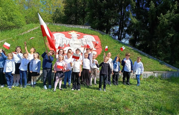 Dziś na szkolnym dziedzińcu zapanowała wyjątkowa, podniosła atmosfera. Uczniowie klas młodszych, ubrani w galowe stroje, z dumą stanęli do wspólnego odśpiewania hymnu Polski. W ich dłoniach powiewały biało-czerwone flagi, a serca wypełniała duma i szacunek dla Ojczyzny.
W ten sposób rozpoczęliśmy szkolne obchody zbliżających się świąt majowych – Święta Pracy (1 maja), Dnia Flagi Rzeczypospolitej Polskiej (2 maja) oraz Święta Konstytucji 3 Maja. To dla nas ważna lekcja historii, patriotyzmu i wspólnoty.

