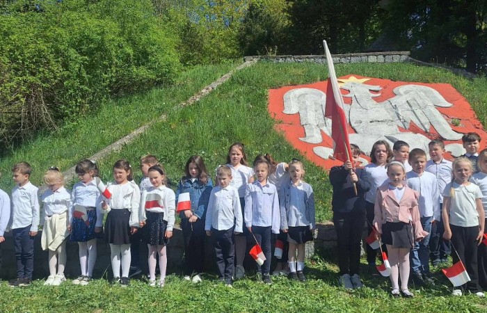 Dziś na szkolnym dziedzińcu zapanowała wyjątkowa, podniosła atmosfera. Uczniowie klas młodszych, ubrani w galowe stroje, z dumą stanęli do wspólnego odśpiewania hymnu Polski. W ich dłoniach powiewały biało-czerwone flagi, a serca wypełniała duma i szacunek dla Ojczyzny.
W ten sposób rozpoczęliśmy szkolne obchody zbliżających się świąt majowych – Święta Pracy (1 maja), Dnia Flagi Rzeczypospolitej Polskiej (2 maja) oraz Święta Konstytucji 3 Maja. To dla nas ważna lekcja historii, patriotyzmu i wspólnoty.

