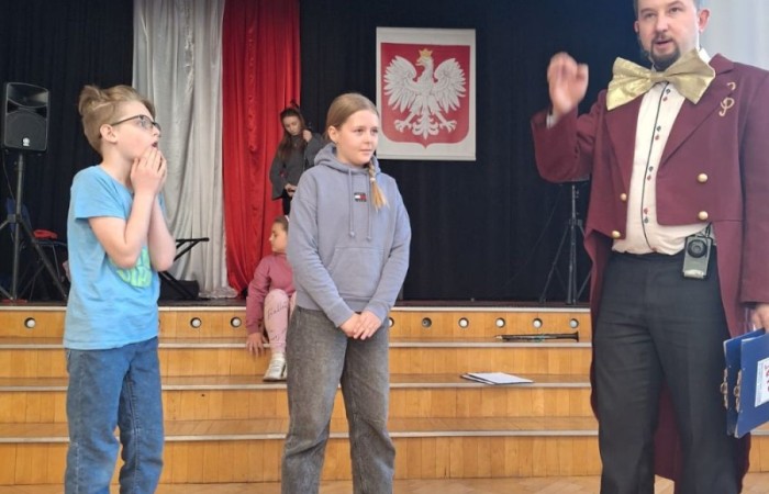 W naszej szkole odbył się wyjątkowy koncert, który przeniósł uczniów w świat dźwięków, barw i cyrkowej magii. To niezwykłe widowisko połączyło muzykę z elementami sztuki scenicznej, inspirowanej atmosferą areny – pełnej iluzji, żonglerki i humoru.
Podczas występu nie zabrakło energicznych utworów, zaskakujących efektów dźwiękowych i barwnych akcentów, które wprowadziły wszystkich w radosny, pełen wyobraźni klimat. Uczniowie z entuzjazmem śledzili każdy moment, dając się porwać tej niezwykłej opowieści.
Dziękujemy artystom za niezapomniane wrażenia, a uczniom za aktywny udział i żywiołowe reakcje. Z niecierpliwością czekamy na kolejne muzyczne wydarzenia w naszej szkole.
