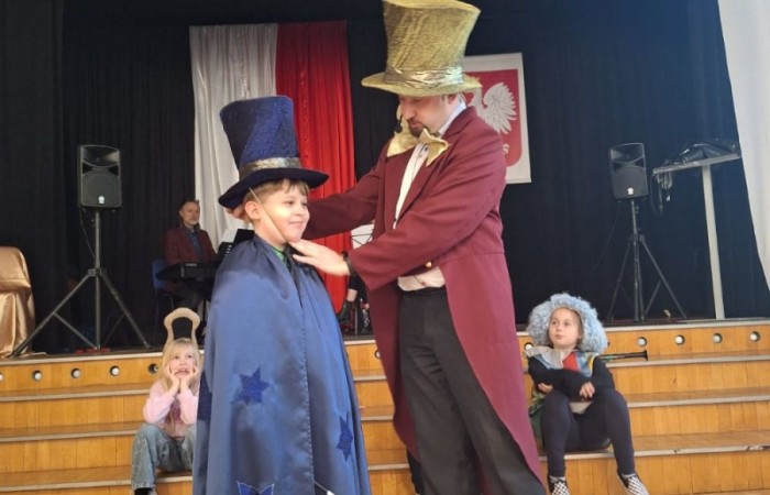 W naszej szkole odbył się wyjątkowy koncert, który przeniósł uczniów w świat dźwięków, barw i cyrkowej magii. To niezwykłe widowisko połączyło muzykę z elementami sztuki scenicznej, inspirowanej atmosferą areny – pełnej iluzji, żonglerki i humoru.
Podczas występu nie zabrakło energicznych utworów, zaskakujących efektów dźwiękowych i barwnych akcentów, które wprowadziły wszystkich w radosny, pełen wyobraźni klimat. Uczniowie z entuzjazmem śledzili każdy moment, dając się porwać tej niezwykłej opowieści.
Dziękujemy artystom za niezapomniane wrażenia, a uczniom za aktywny udział i żywiołowe reakcje. Z niecierpliwością czekamy na kolejne muzyczne wydarzenia w naszej szkole.
