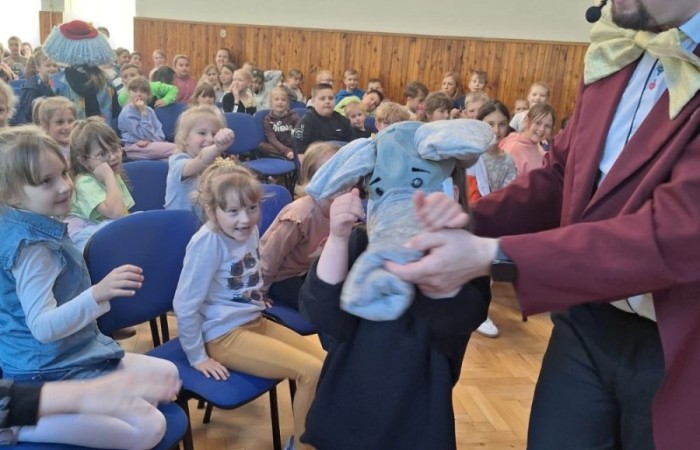 W naszej szkole odbył się wyjątkowy koncert, który przeniósł uczniów w świat dźwięków, barw i cyrkowej magii. To niezwykłe widowisko połączyło muzykę z elementami sztuki scenicznej, inspirowanej atmosferą areny – pełnej iluzji, żonglerki i humoru.
Podczas występu nie zabrakło energicznych utworów, zaskakujących efektów dźwiękowych i barwnych akcentów, które wprowadziły wszystkich w radosny, pełen wyobraźni klimat. Uczniowie z entuzjazmem śledzili każdy moment, dając się porwać tej niezwykłej opowieści.
Dziękujemy artystom za niezapomniane wrażenia, a uczniom za aktywny udział i żywiołowe reakcje. Z niecierpliwością czekamy na kolejne muzyczne wydarzenia w naszej szkole.
