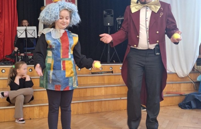 W naszej szkole odbył się wyjątkowy koncert, który przeniósł uczniów w świat dźwięków, barw i cyrkowej magii. To niezwykłe widowisko połączyło muzykę z elementami sztuki scenicznej, inspirowanej atmosferą areny – pełnej iluzji, żonglerki i humoru.
Podczas występu nie zabrakło energicznych utworów, zaskakujących efektów dźwiękowych i barwnych akcentów, które wprowadziły wszystkich w radosny, pełen wyobraźni klimat. Uczniowie z entuzjazmem śledzili każdy moment, dając się porwać tej niezwykłej opowieści.
Dziękujemy artystom za niezapomniane wrażenia, a uczniom za aktywny udział i żywiołowe reakcje. Z niecierpliwością czekamy na kolejne muzyczne wydarzenia w naszej szkole.
