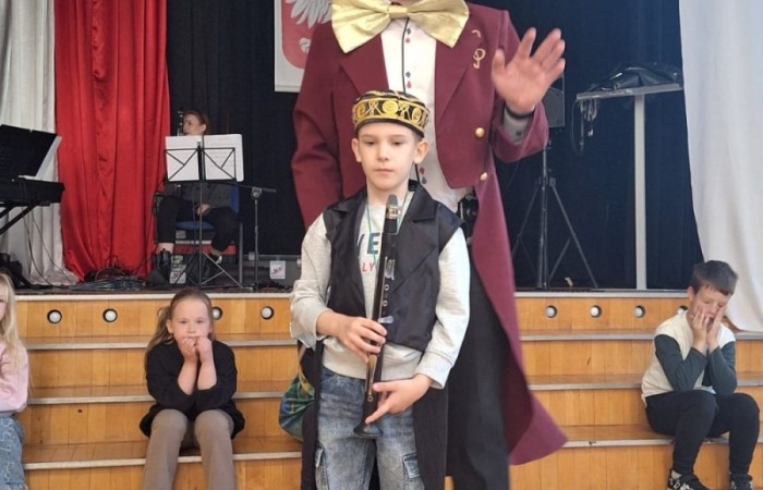 W naszej szkole odbył się wyjątkowy koncert, który przeniósł uczniów w świat dźwięków, barw i cyrkowej magii. To niezwykłe widowisko połączyło muzykę z elementami sztuki scenicznej, inspirowanej atmosferą areny – pełnej iluzji, żonglerki i humoru.
Podczas występu nie zabrakło energicznych utworów, zaskakujących efektów dźwiękowych i barwnych akcentów, które wprowadziły wszystkich w radosny, pełen wyobraźni klimat. Uczniowie z entuzjazmem śledzili każdy moment, dając się porwać tej niezwykłej opowieści.
Dziękujemy artystom za niezapomniane wrażenia, a uczniom za aktywny udział i żywiołowe reakcje. Z niecierpliwością czekamy na kolejne muzyczne wydarzenia w naszej szkole.
