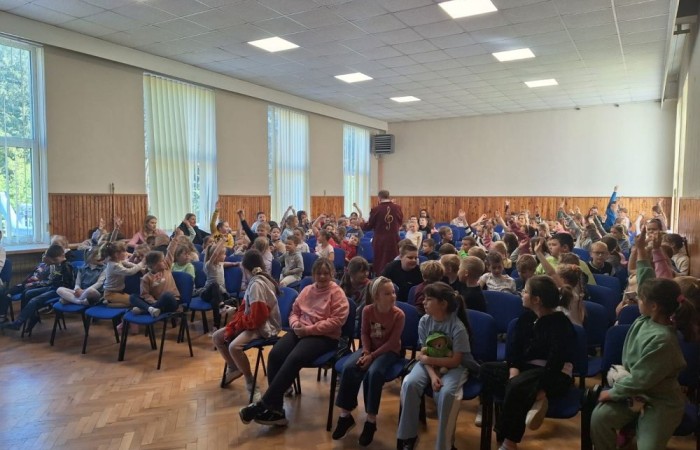 W naszej szkole odbył się wyjątkowy koncert, który przeniósł uczniów w świat dźwięków, barw i cyrkowej magii. To niezwykłe widowisko połączyło muzykę z elementami sztuki scenicznej, inspirowanej atmosferą areny – pełnej iluzji, żonglerki i humoru.
Podczas występu nie zabrakło energicznych utworów, zaskakujących efektów dźwiękowych i barwnych akcentów, które wprowadziły wszystkich w radosny, pełen wyobraźni klimat. Uczniowie z entuzjazmem śledzili każdy moment, dając się porwać tej niezwykłej opowieści.
Dziękujemy artystom za niezapomniane wrażenia, a uczniom za aktywny udział i żywiołowe reakcje. Z niecierpliwością czekamy na kolejne muzyczne wydarzenia w naszej szkole.
