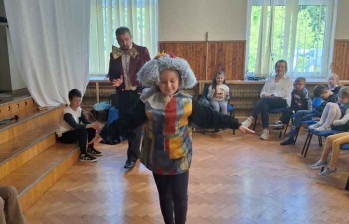 W naszej szkole odbył się wyjątkowy koncert, który przeniósł uczniów w świat dźwięków, barw i cyrkowej magii. To niezwykłe widowisko połączyło muzykę z elementami sztuki scenicznej, inspirowanej atmosferą areny – pełnej iluzji, żonglerki i humoru.
Podczas występu nie zabrakło energicznych utworów, zaskakujących efektów dźwiękowych i barwnych akcentów, które wprowadziły wszystkich w radosny, pełen wyobraźni klimat. Uczniowie z entuzjazmem śledzili każdy moment, dając się porwać tej niezwykłej opowieści.
Dziękujemy artystom za niezapomniane wrażenia, a uczniom za aktywny udział i żywiołowe reakcje. Z niecierpliwością czekamy na kolejne muzyczne wydarzenia w naszej szkole.
