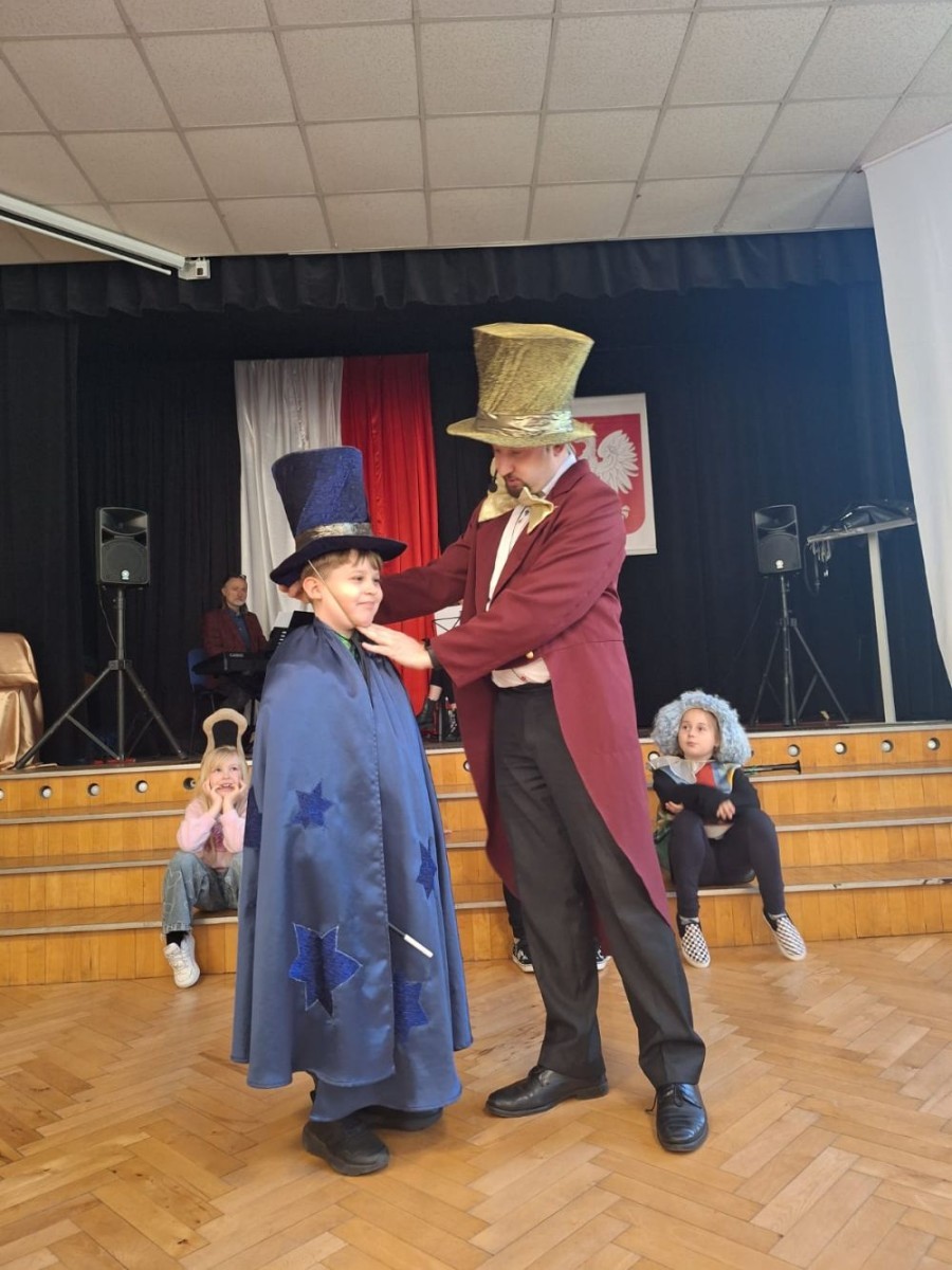 W naszej szkole odbył się wyjątkowy koncert, który przeniósł uczniów w świat dźwięków, barw i cyrkowej magii. To niezwykłe widowisko połączyło muzykę z elementami sztuki scenicznej, inspirowanej atmosferą areny – pełnej iluzji, żonglerki i humoru.
Podczas występu nie zabrakło energicznych utworów, zaskakujących efektów dźwiękowych i barwnych akcentów, które wprowadziły wszystkich w radosny, pełen wyobraźni klimat. Uczniowie z entuzjazmem śledzili każdy moment, dając się porwać tej niezwykłej opowieści.
Dziękujemy artystom za niezapomniane wrażenia, a uczniom za aktywny udział i żywiołowe reakcje. Z niecierpliwością czekamy na kolejne muzyczne wydarzenia w naszej szkole.
