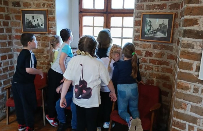 Dziś uczniowie klasy 1a mieli okazję odwiedzić Bibliotekę Publiczną w Pasłęku, gdzie czekała na nich prawdziwa literacka przygoda.
Pani Ula, bibliotekarka, w niezwykle ciekawy sposób opowiedziała dzieciom o życiu i twórczości Hansa Christiana Andersena – znanego baśniopisarza, którego historie pokochały pokolenia. Następnie pierwszaki mogły sprawdzić swoją pamięć i spostrzegawczość w specjalnie przygotowanym quizie. Emocji i radości było co niemiara.
Na zakończenie wycieczki uczniowie odwiedzili również Izbę Historyczną, poznając bliżej historię Pasłęka i jego okolic. To była wspaniała lekcja – zarówno literatury, jak i lokalnej historii.
