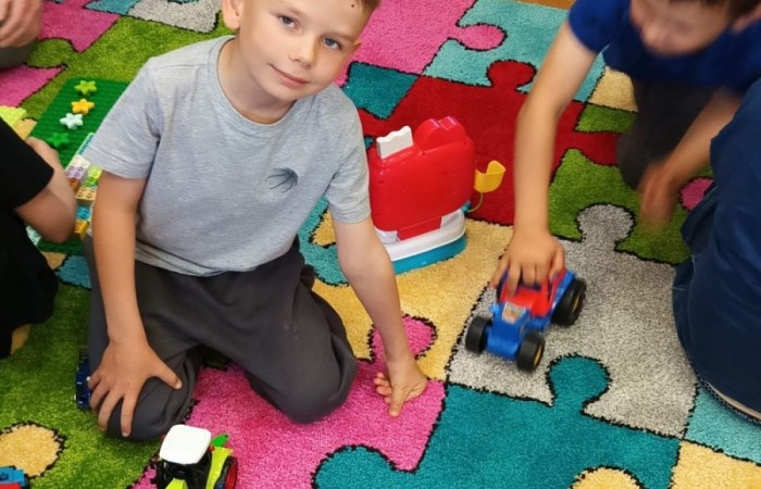 Dziś uczniowie klasy 1a mieli okazję odwiedzić Bibliotekę Publiczną w Pasłęku, gdzie czekała na nich prawdziwa literacka przygoda.
Pani Ula, bibliotekarka, w niezwykle ciekawy sposób opowiedziała dzieciom o życiu i twórczości Hansa Christiana Andersena – znanego baśniopisarza, którego historie pokochały pokolenia. Następnie pierwszaki mogły sprawdzić swoją pamięć i spostrzegawczość w specjalnie przygotowanym quizie. Emocji i radości było co niemiara.
Na zakończenie wycieczki uczniowie odwiedzili również Izbę Historyczną, poznając bliżej historię Pasłęka i jego okolic. To była wspaniała lekcja – zarówno literatury, jak i lokalnej historii.
