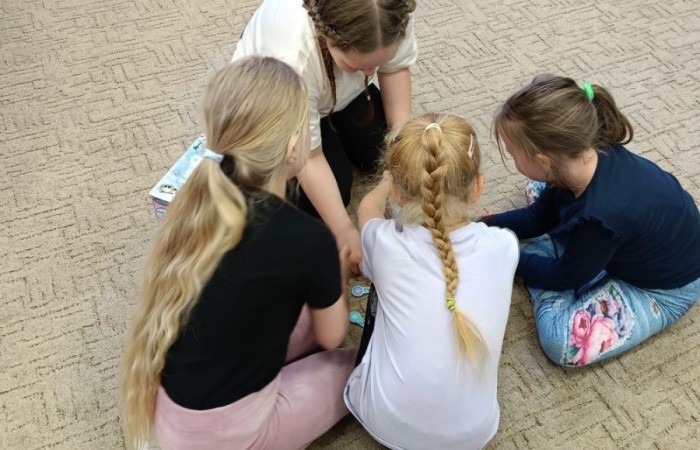 Dziś uczniowie klasy 1a mieli okazję odwiedzić Bibliotekę Publiczną w Pasłęku, gdzie czekała na nich prawdziwa literacka przygoda.
Pani Ula, bibliotekarka, w niezwykle ciekawy sposób opowiedziała dzieciom o życiu i twórczości Hansa Christiana Andersena – znanego baśniopisarza, którego historie pokochały pokolenia. Następnie pierwszaki mogły sprawdzić swoją pamięć i spostrzegawczość w specjalnie przygotowanym quizie. Emocji i radości było co niemiara.
Na zakończenie wycieczki uczniowie odwiedzili również Izbę Historyczną, poznając bliżej historię Pasłęka i jego okolic. To była wspaniała lekcja – zarówno literatury, jak i lokalnej historii.
