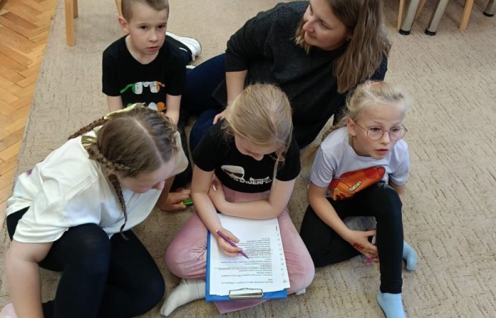 Dziś uczniowie klasy 1a mieli okazję odwiedzić Bibliotekę Publiczną w Pasłęku, gdzie czekała na nich prawdziwa literacka przygoda.
Pani Ula, bibliotekarka, w niezwykle ciekawy sposób opowiedziała dzieciom o życiu i twórczości Hansa Christiana Andersena – znanego baśniopisarza, którego historie pokochały pokolenia. Następnie pierwszaki mogły sprawdzić swoją pamięć i spostrzegawczość w specjalnie przygotowanym quizie. Emocji i radości było co niemiara.
Na zakończenie wycieczki uczniowie odwiedzili również Izbę Historyczną, poznając bliżej historię Pasłęka i jego okolic. To była wspaniała lekcja – zarówno literatury, jak i lokalnej historii.
