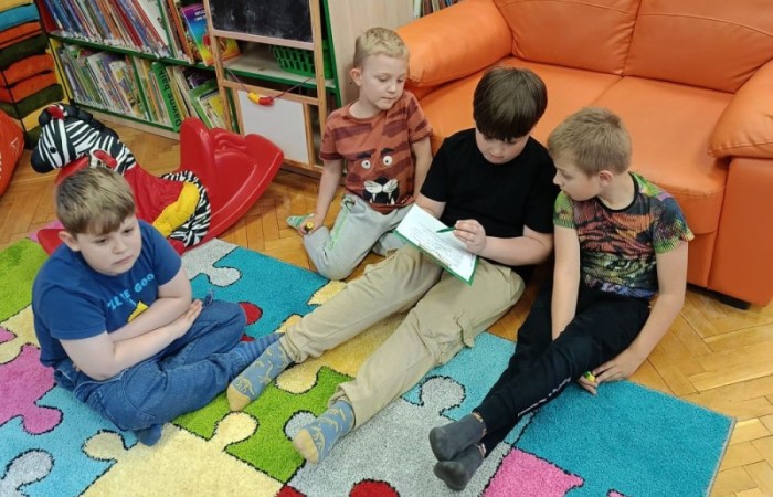 Dziś uczniowie klasy 1a mieli okazję odwiedzić Bibliotekę Publiczną w Pasłęku, gdzie czekała na nich prawdziwa literacka przygoda.
Pani Ula, bibliotekarka, w niezwykle ciekawy sposób opowiedziała dzieciom o życiu i twórczości Hansa Christiana Andersena – znanego baśniopisarza, którego historie pokochały pokolenia. Następnie pierwszaki mogły sprawdzić swoją pamięć i spostrzegawczość w specjalnie przygotowanym quizie. Emocji i radości było co niemiara.
Na zakończenie wycieczki uczniowie odwiedzili również Izbę Historyczną, poznając bliżej historię Pasłęka i jego okolic. To była wspaniała lekcja – zarówno literatury, jak i lokalnej historii.
