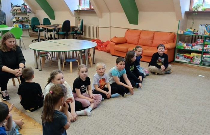 Dziś uczniowie klasy 1a mieli okazję odwiedzić Bibliotekę Publiczną w Pasłęku, gdzie czekała na nich prawdziwa literacka przygoda.
Pani Ula, bibliotekarka, w niezwykle ciekawy sposób opowiedziała dzieciom o życiu i twórczości Hansa Christiana Andersena – znanego baśniopisarza, którego historie pokochały pokolenia. Następnie pierwszaki mogły sprawdzić swoją pamięć i spostrzegawczość w specjalnie przygotowanym quizie. Emocji i radości było co niemiara.
Na zakończenie wycieczki uczniowie odwiedzili również Izbę Historyczną, poznając bliżej historię Pasłęka i jego okolic. To była wspaniała lekcja – zarówno literatury, jak i lokalnej historii.
