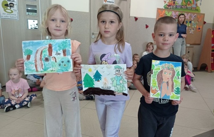 29 maja wspólnie będziemy świętować w całej Polsce Dzień Strażnika Lasów. Z tej okazji w grupach przedszkolnych odbyło się podsumowanie konkursu, którego tematem było wykonanie laurki dla strażników lasów: strażaków, leśników. Powstałe prace zostały przesłane do organizatora IV edycji ogólnopolskiej akcji „ Cała Polska maluje Giga laurkę dla Strażników lasów”
W ramach tegorocznej edycji udział wzięło około 43 tysiące dzieci z prawie 3 tysięcy placówek edukacyjnych . Z przesłanych laurek powstała największa na świecie – 15 metrowa -Giga laurka będąca podziękowaniem dla Strażaków i Leśników za to, że chronią nasze lasy przed pożarami.