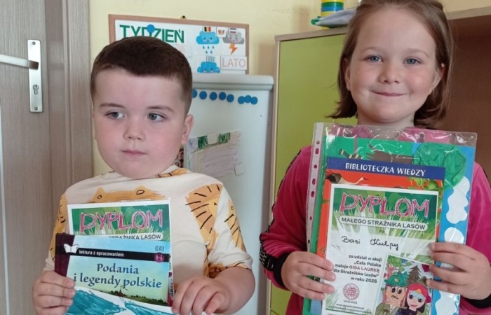 29 maja wspólnie będziemy świętować w całej Polsce Dzień Strażnika Lasów. Z tej okazji w grupach przedszkolnych odbyło się podsumowanie konkursu, którego tematem było wykonanie laurki dla strażników lasów: strażaków, leśników. Powstałe prace zostały przesłane do organizatora IV edycji ogólnopolskiej akcji „ Cała Polska maluje Giga laurkę dla Strażników lasów”
W ramach tegorocznej edycji udział wzięło około 43 tysiące dzieci z prawie 3 tysięcy placówek edukacyjnych . Z przesłanych laurek powstała największa na świecie – 15 metrowa -Giga laurka będąca podziękowaniem dla Strażaków i Leśników za to, że chronią nasze lasy przed pożarami.