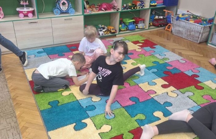 20 maja uczniowie klasy 1b odwiedzili Bibliotekę Publiczną w Pasłęku, gdzie czekały na nich wyjątkowe zajęcia biblioteczne poświęcone Hansowi Christianowi Andersenowi – autorowi ukochanych przez dzieci baśni. Pani bibliotekarka w ciekawy i przystępny sposób opowiedziała o życiu i twórczości słynnego pisarza. Dzieci z dużym zaangażowaniem rozwiązywały zagadki i łamigłówki inspirowane jego opowieściami. Nie zabrakło też czasu na wspólną zabawę i radość z przebywania w świecie książek. 
Dziękujemy za miłe przyjęcie i już nie możemy się doczekać kolejnej wizyty – widzimy się w czerwcu. 