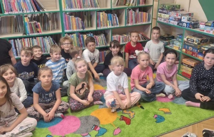 20 maja uczniowie klasy 1b odwiedzili Bibliotekę Publiczną w Pasłęku, gdzie czekały na nich wyjątkowe zajęcia biblioteczne poświęcone Hansowi Christianowi Andersenowi – autorowi ukochanych przez dzieci baśni. Pani bibliotekarka w ciekawy i przystępny sposób opowiedziała o życiu i twórczości słynnego pisarza. Dzieci z dużym zaangażowaniem rozwiązywały zagadki i łamigłówki inspirowane jego opowieściami. Nie zabrakło też czasu na wspólną zabawę i radość z przebywania w świecie książek. 
Dziękujemy za miłe przyjęcie i już nie możemy się doczekać kolejnej wizyty – widzimy się w czerwcu. 