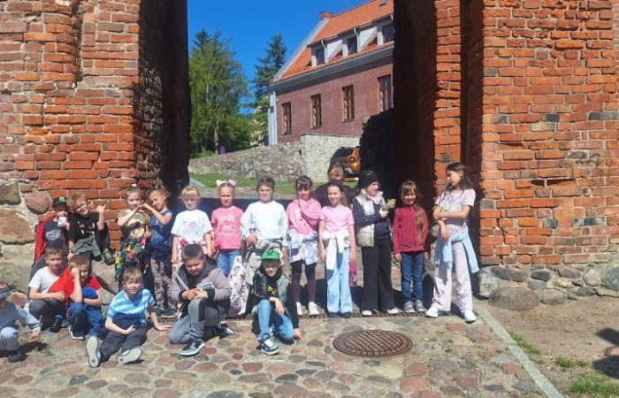 20 maja uczniowie klasy 1b odwiedzili Bibliotekę Publiczną w Pasłęku, gdzie czekały na nich wyjątkowe zajęcia biblioteczne poświęcone Hansowi Christianowi Andersenowi – autorowi ukochanych przez dzieci baśni. Pani bibliotekarka w ciekawy i przystępny sposób opowiedziała o życiu i twórczości słynnego pisarza. Dzieci z dużym zaangażowaniem rozwiązywały zagadki i łamigłówki inspirowane jego opowieściami. Nie zabrakło też czasu na wspólną zabawę i radość z przebywania w świecie książek. 
Dziękujemy za miłe przyjęcie i już nie możemy się doczekać kolejnej wizyty – widzimy się w czerwcu. 