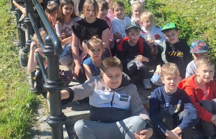 20 maja uczniowie klasy 1b odwiedzili Bibliotekę Publiczną w Pasłęku, gdzie czekały na nich wyjątkowe zajęcia biblioteczne poświęcone Hansowi Christianowi Andersenowi – autorowi ukochanych przez dzieci baśni. Pani bibliotekarka w ciekawy i przystępny sposób opowiedziała o życiu i twórczości słynnego pisarza. Dzieci z dużym zaangażowaniem rozwiązywały zagadki i łamigłówki inspirowane jego opowieściami. Nie zabrakło też czasu na wspólną zabawę i radość z przebywania w świecie książek. 
Dziękujemy za miłe przyjęcie i już nie możemy się doczekać kolejnej wizyty – widzimy się w czerwcu. 