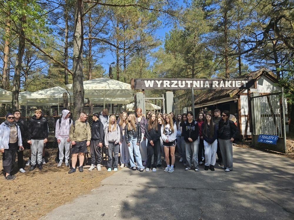 W maju klasy ósme wybrały się na wycieczkę do Łeby. Główną atrakcją był spacer szlakiem przez Słowiński Park Narodowy na ruchome wydmy i wejście na Łącką Górę. Piaszczysty krajobraz przypominał pustynię, a widok z góry na Bałtyk i jezioro Łebsko zrobił ogromne wrażenie. Kolejnym punktem była latarnia morska w Czołpinie, do której prowadziła malownicza, leśna trasa. Widok z jej szczytu zapierał dech w piersiach. Uczniowie odwiedzili też muzeum Słowińskiego Parku Narodowego, poznając przyrodę i historię tego unikalnego miejsca. Dopisała pogoda, a wspólne chwile, zabawy i rozmowy wieczorem sprawiły, że wycieczka stała się niezapomnianym przeżyciem. Była to idealna okazja do nauki w terenie, integracji i odpoczynku przed zakończeniem szkoły.